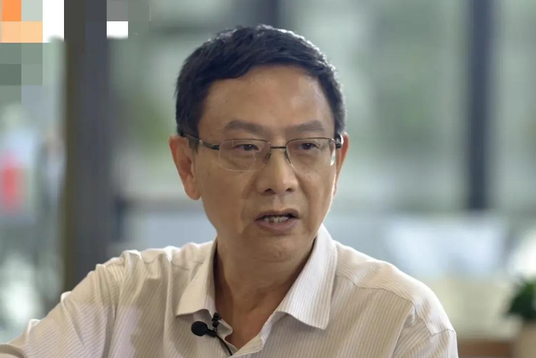 贾康谈体制内的人对房产税的看法,政协委员贾康讲房地产税