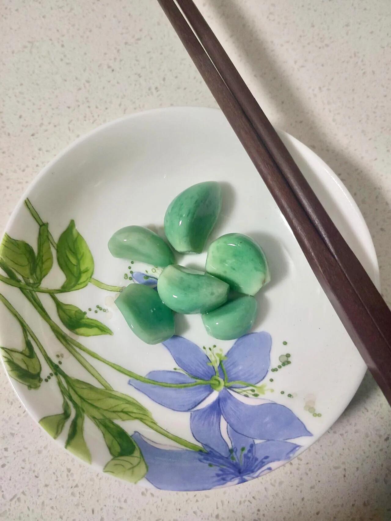 腊八蒜绿成翡翠一样还能吃吗？正宗做法步骤很简单，别再犯错了