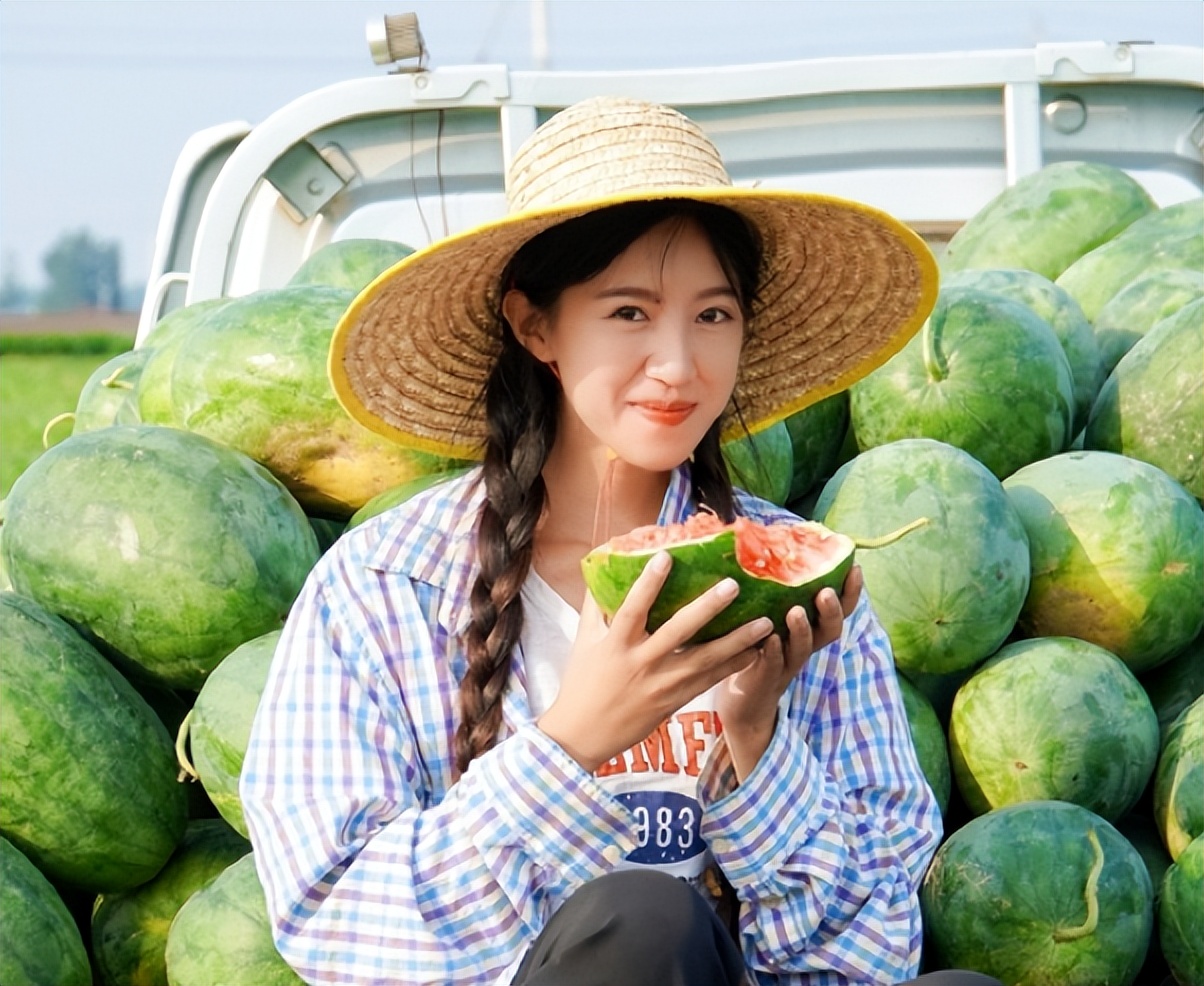 一女网红被前男友爆出聊天记录 (27岁女网红被爆当小三)