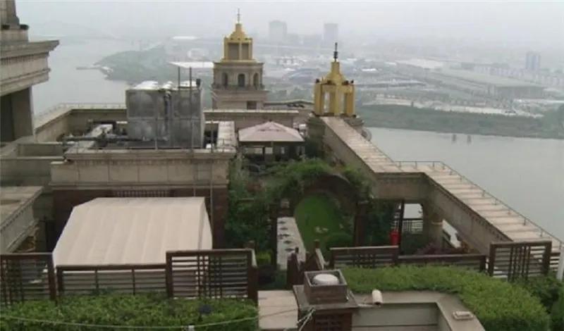 下跪替老公庆生，51岁冻龄美魔女这次也翻车了？