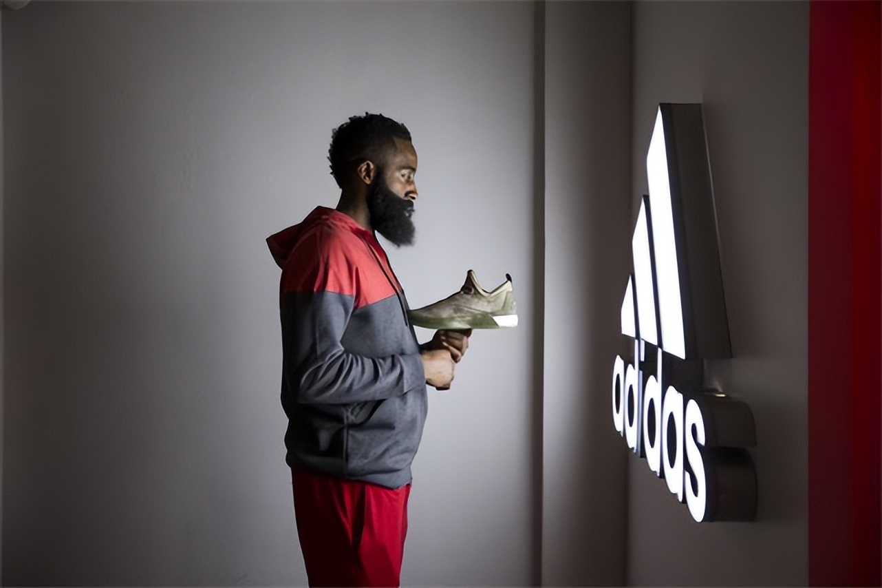 被耐克看不起的六位NBA巨星，库里上榜，姚明的回应太霸气了