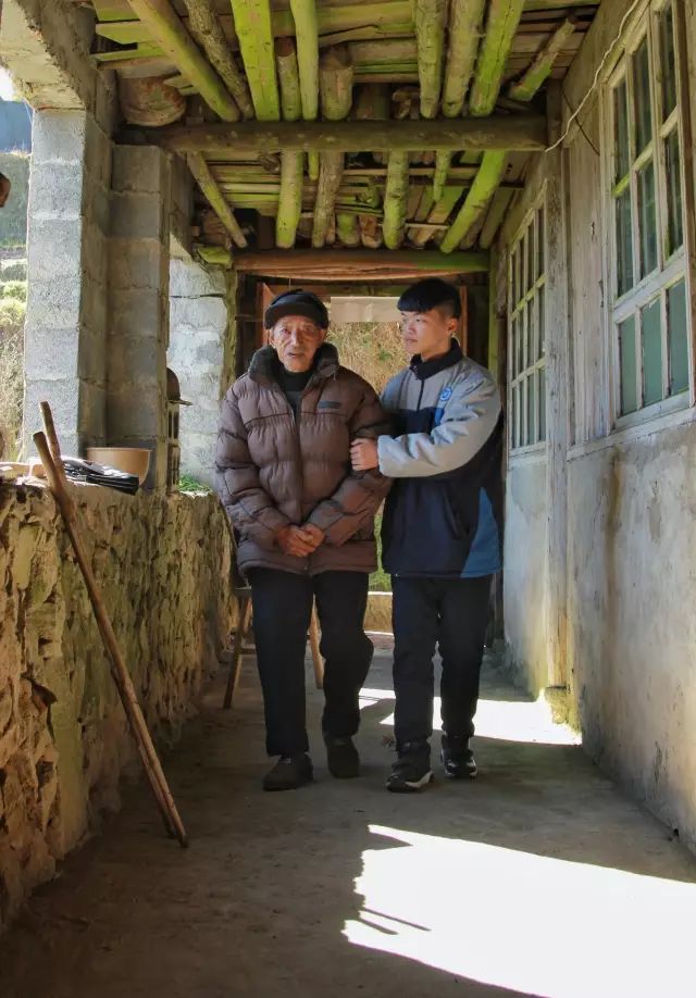 老赖横行的年代，71岁老人和11岁少年亲身演绎，什么叫做“信义”