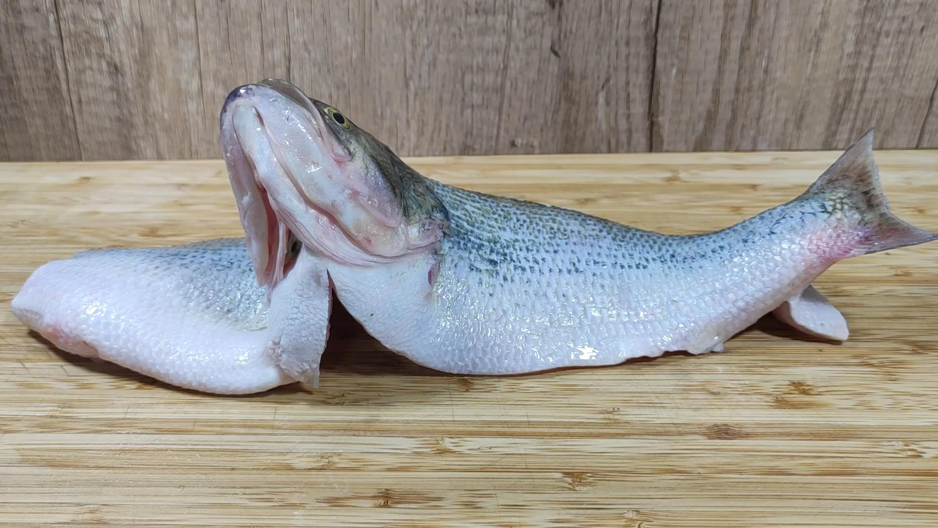 清蒸鲈鱼之前需如何处理一下,清蒸鲈鱼好吃的秘诀