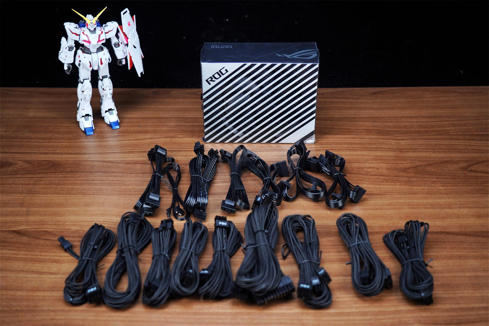 万事俱备，只等40系显卡上市，ROGTHOR1000PLATINUMII电源分享