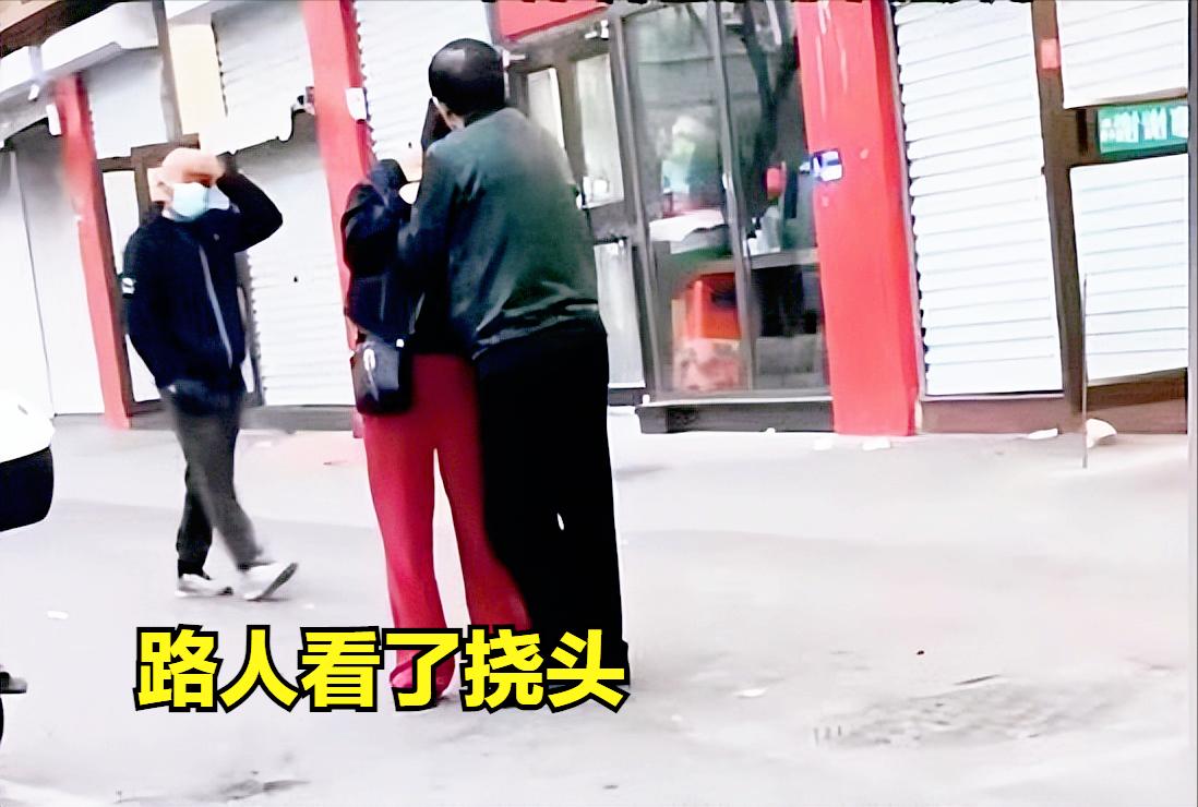 北京大爷当街与女友秀恩爱，两人准备领证结婚，网友：退休金太多