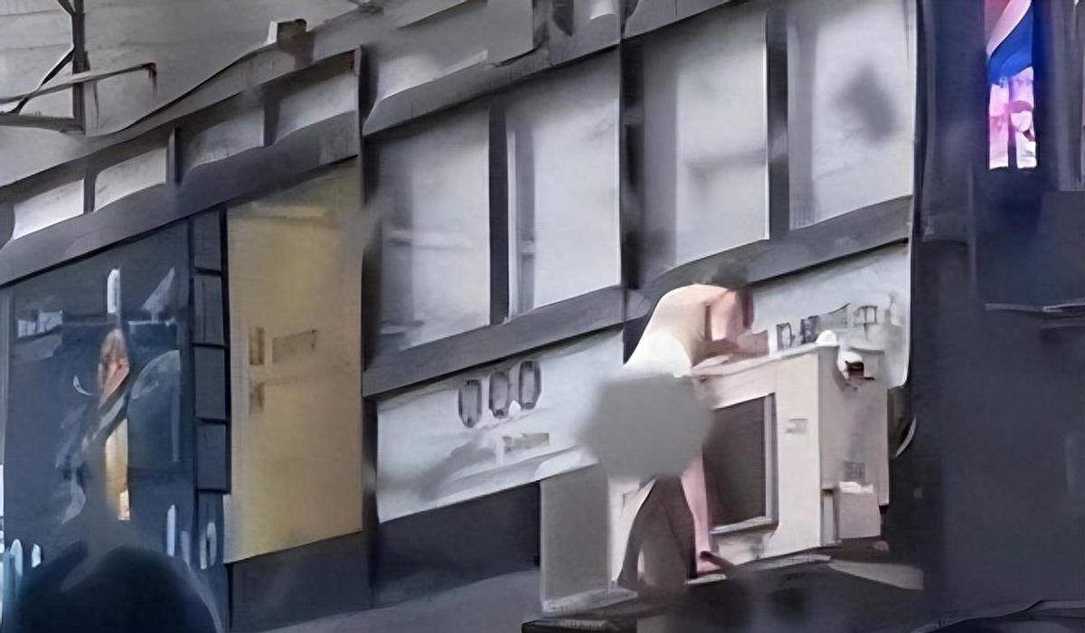 女子偷情在家中被发现半裸，他跳窗逃走，很多男士伸出了援助之手