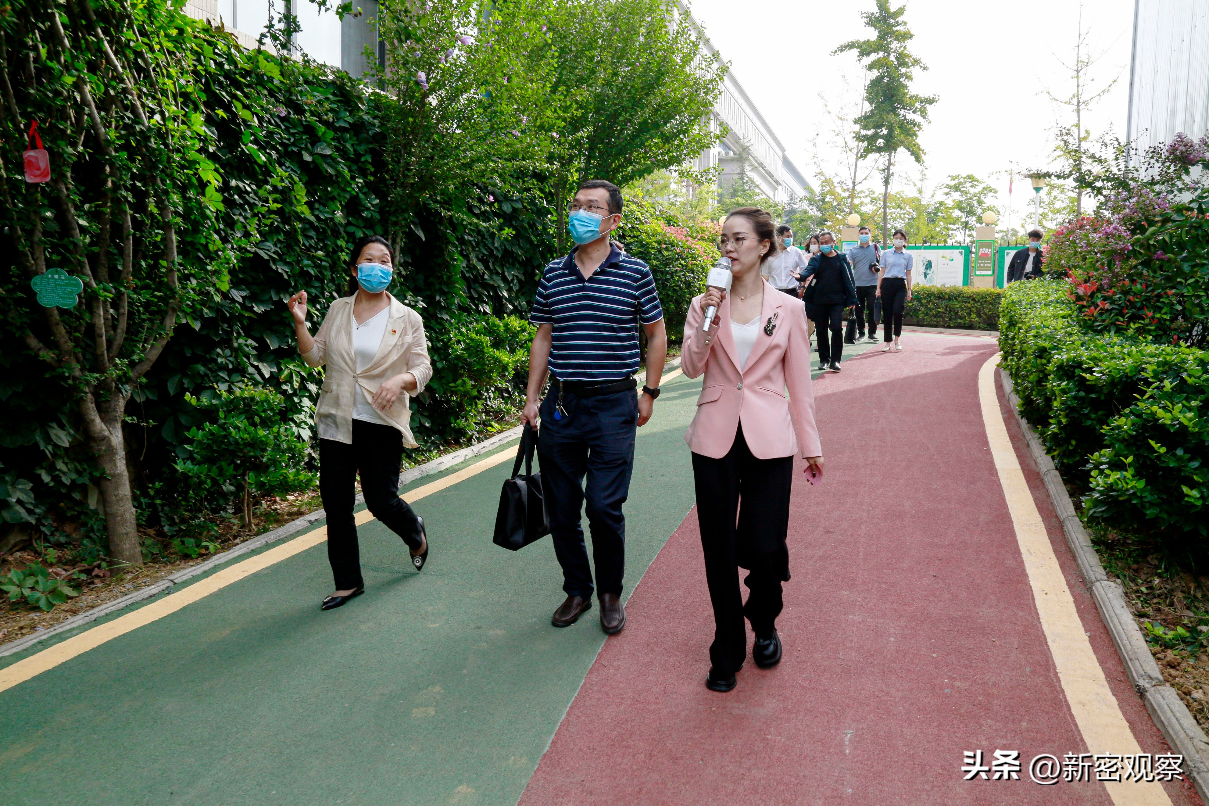 新密市金凤路小学全景,2018年新密市金凤路小学