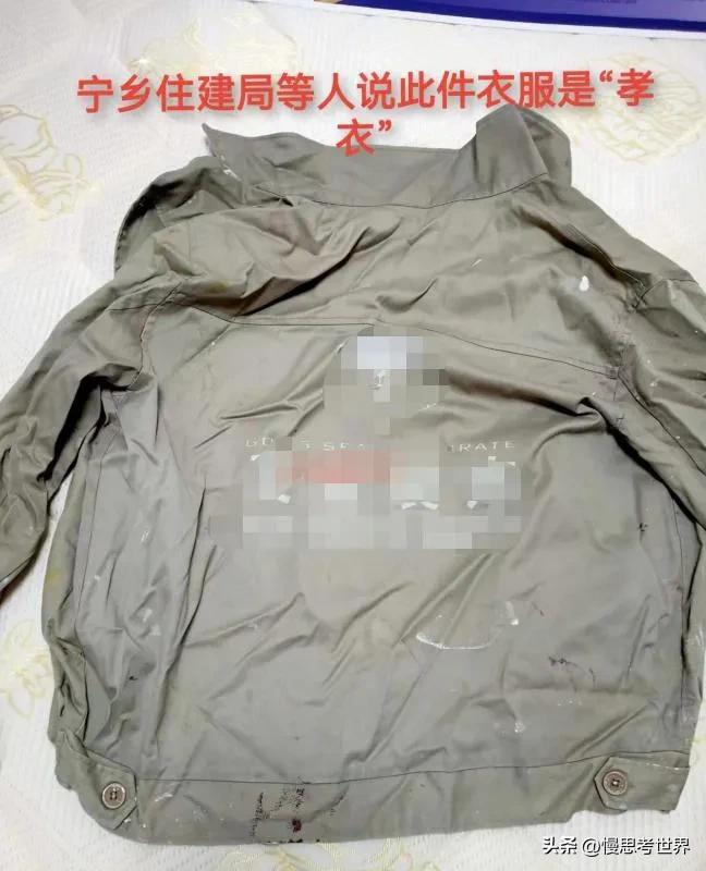 男子去住建局戴纸帽子被拘留,油漆工戴报纸帽子工作