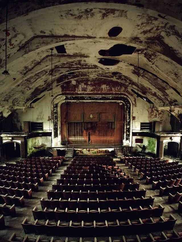 剧院随想美人聚集癔想绵绵