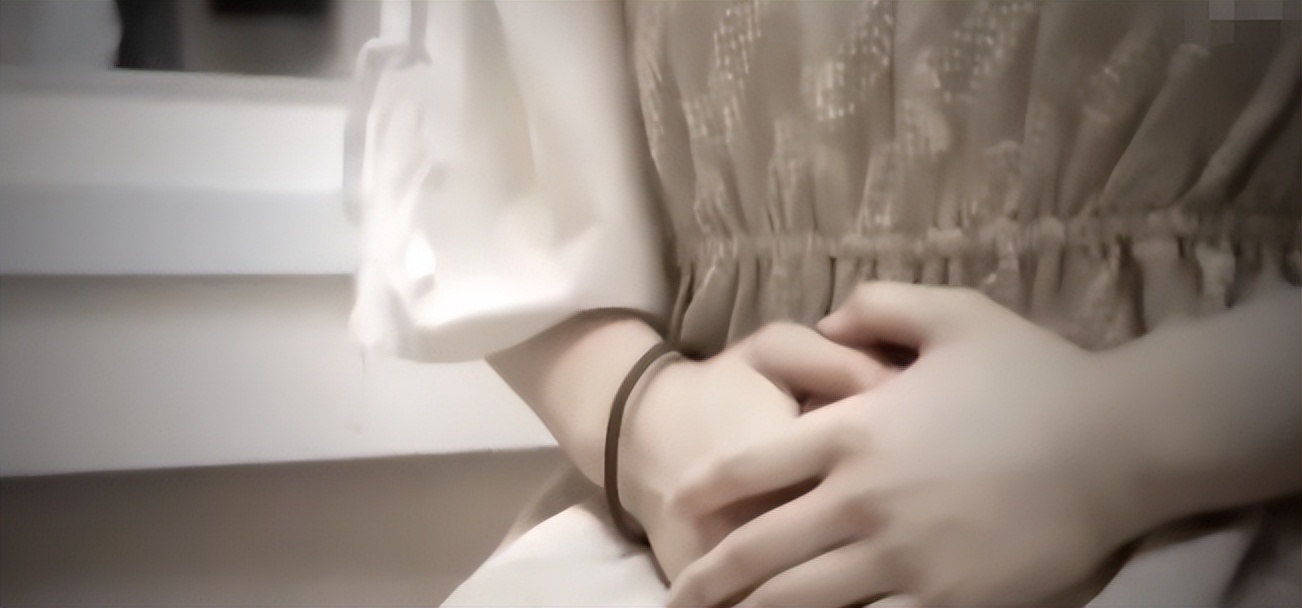 被骂上热搜的“卫生巾”，月经羞耻吗？怎么来个例假就羞耻了呢