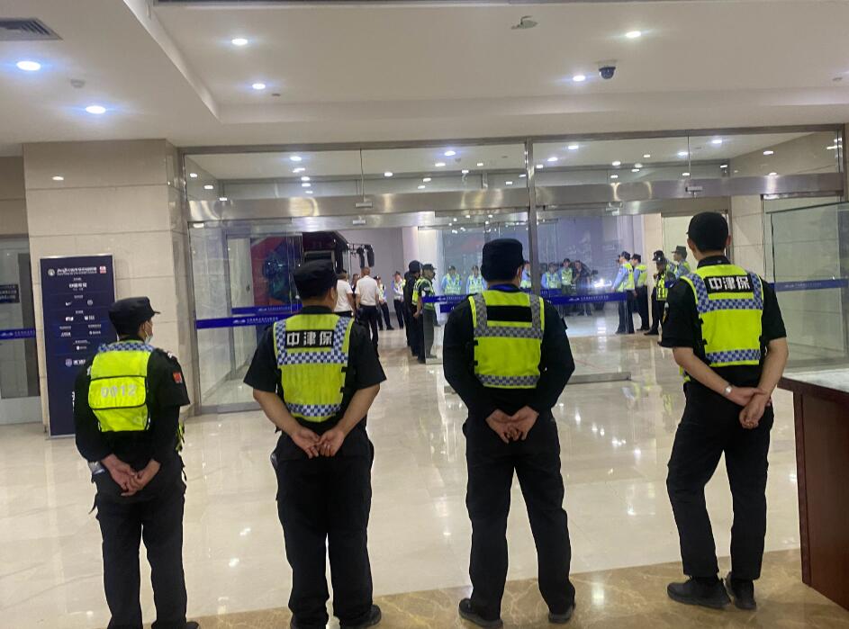 直击津鲁战“混乱”收场，贾德松被裁判追着出红牌，一人又引冲突