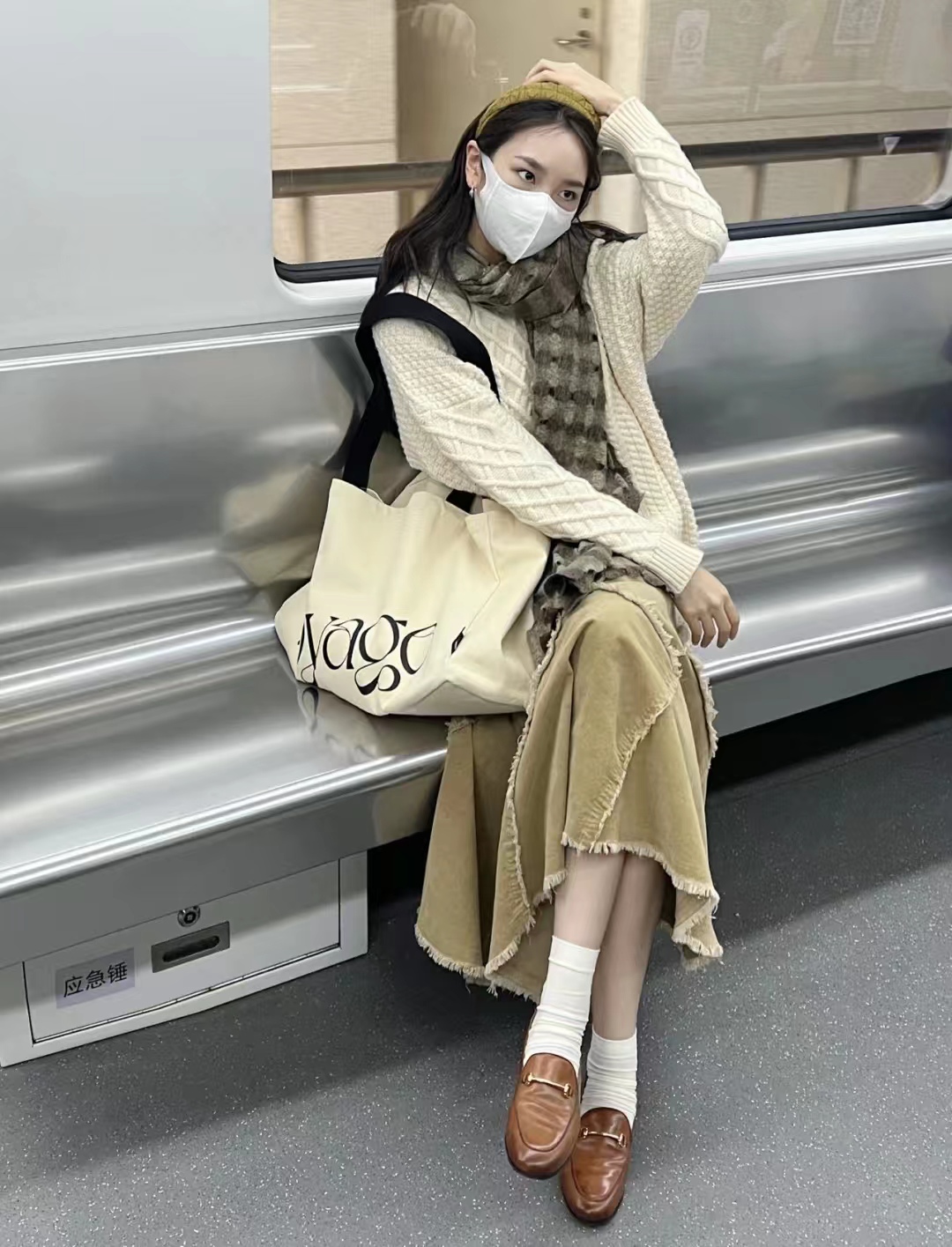 灯芯绒半身裙秋冬怎么搭配,灯芯绒碎花半身裙秋冬