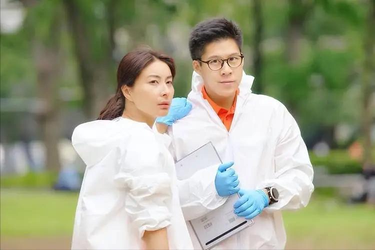 郭晶晶霍启刚最新消息出席晚宴,郭晶晶受伤霍启刚反应