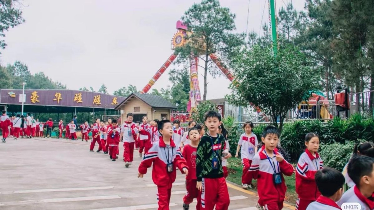 小学生春游，老师列出费用单22300，提议AA制，家长是怎么说的？