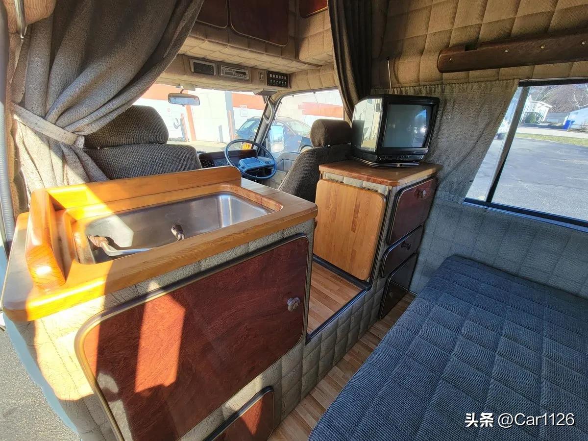 1988丰田HiAceCamper4x4