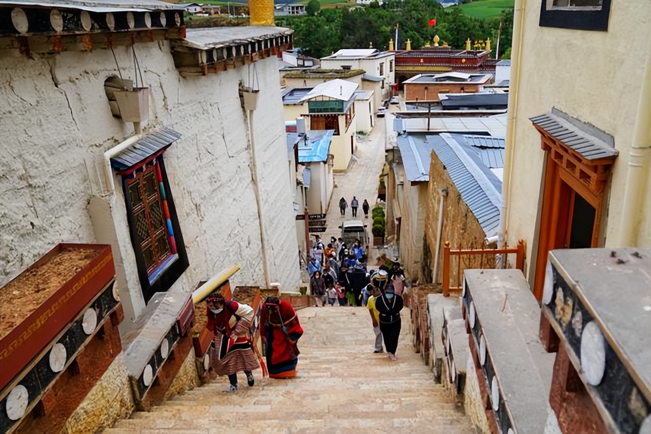 云南布达拉宫简介,云南小布达拉宫主要什么民族