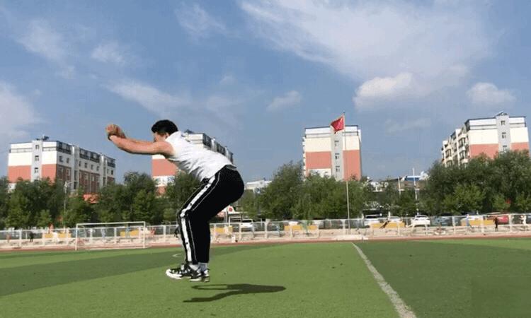 立定跳远不向后倒的窍门,立定跳远从2.1到2.3米怎么练