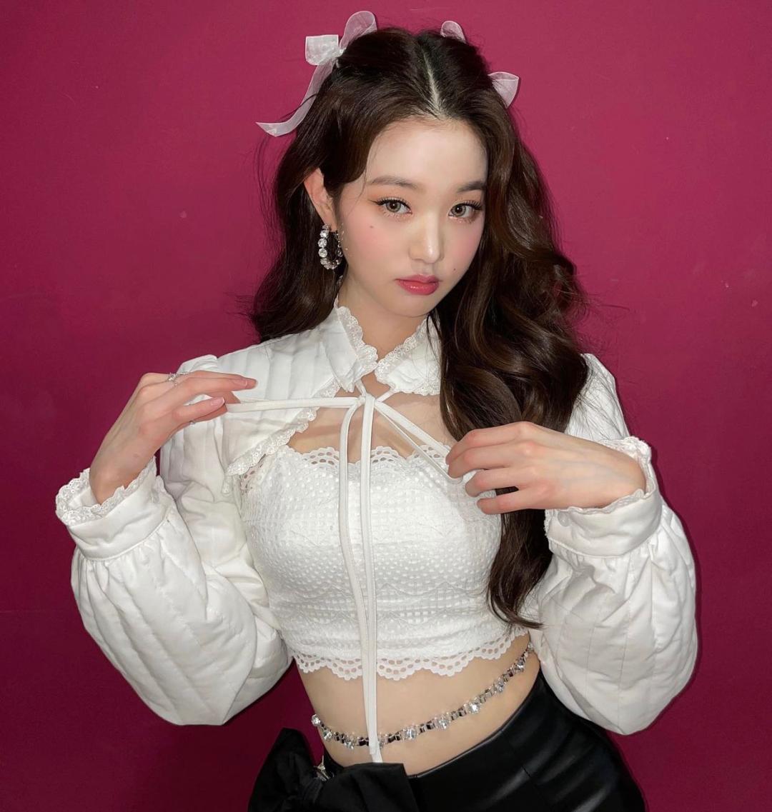 微卷天花板（张元英）