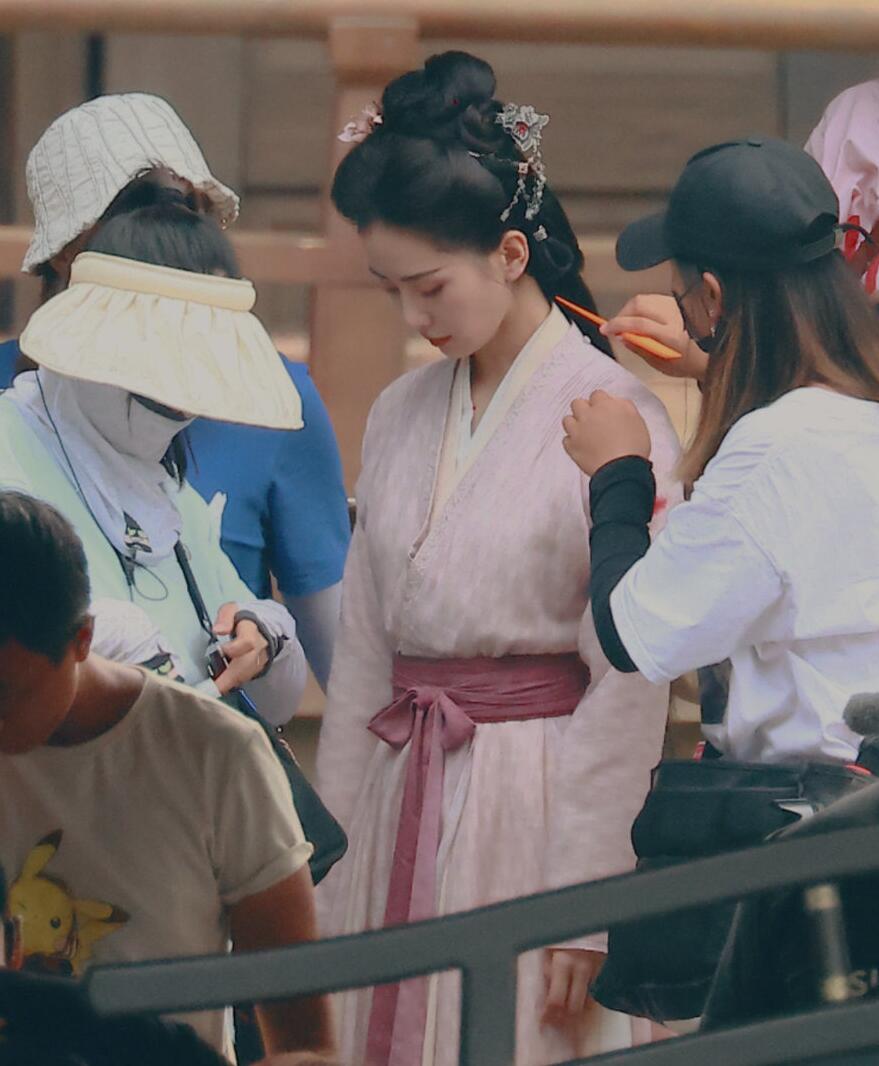 赵丽颖和白鹿同款发型,白鹿赵丽颖长月粉衣换脸造型对比