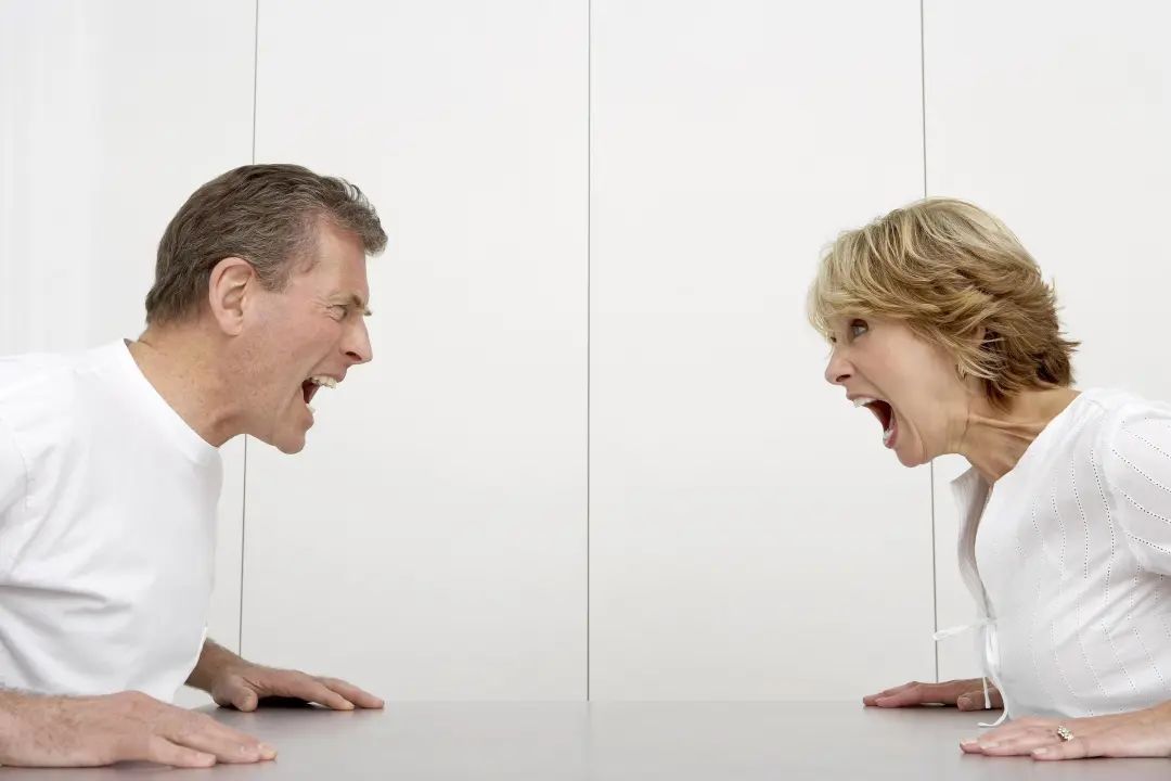 残忍！甘肃女童惨遭继母虐待，棍捅*体下**，沸水烫手，更多细节曝光