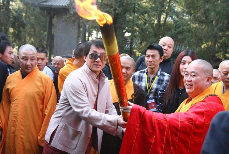 年轻人热衷拜佛,烧香拜佛的年轻人越来越多