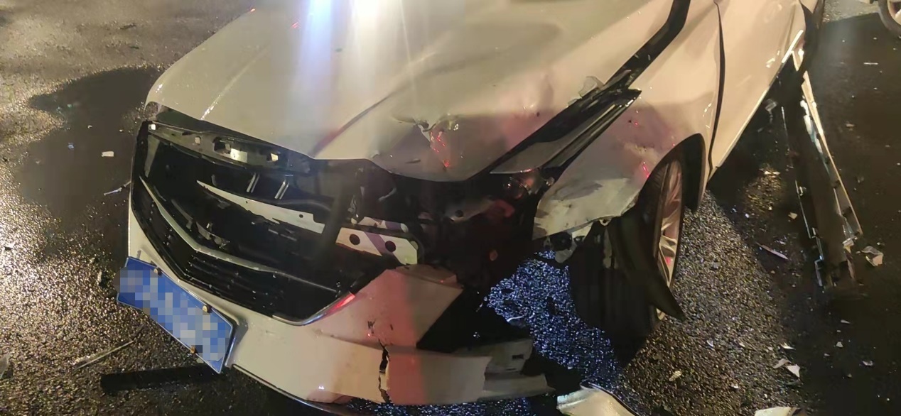 比亚迪被撞了怎么处理,比亚迪被撞对方全责怎么处理