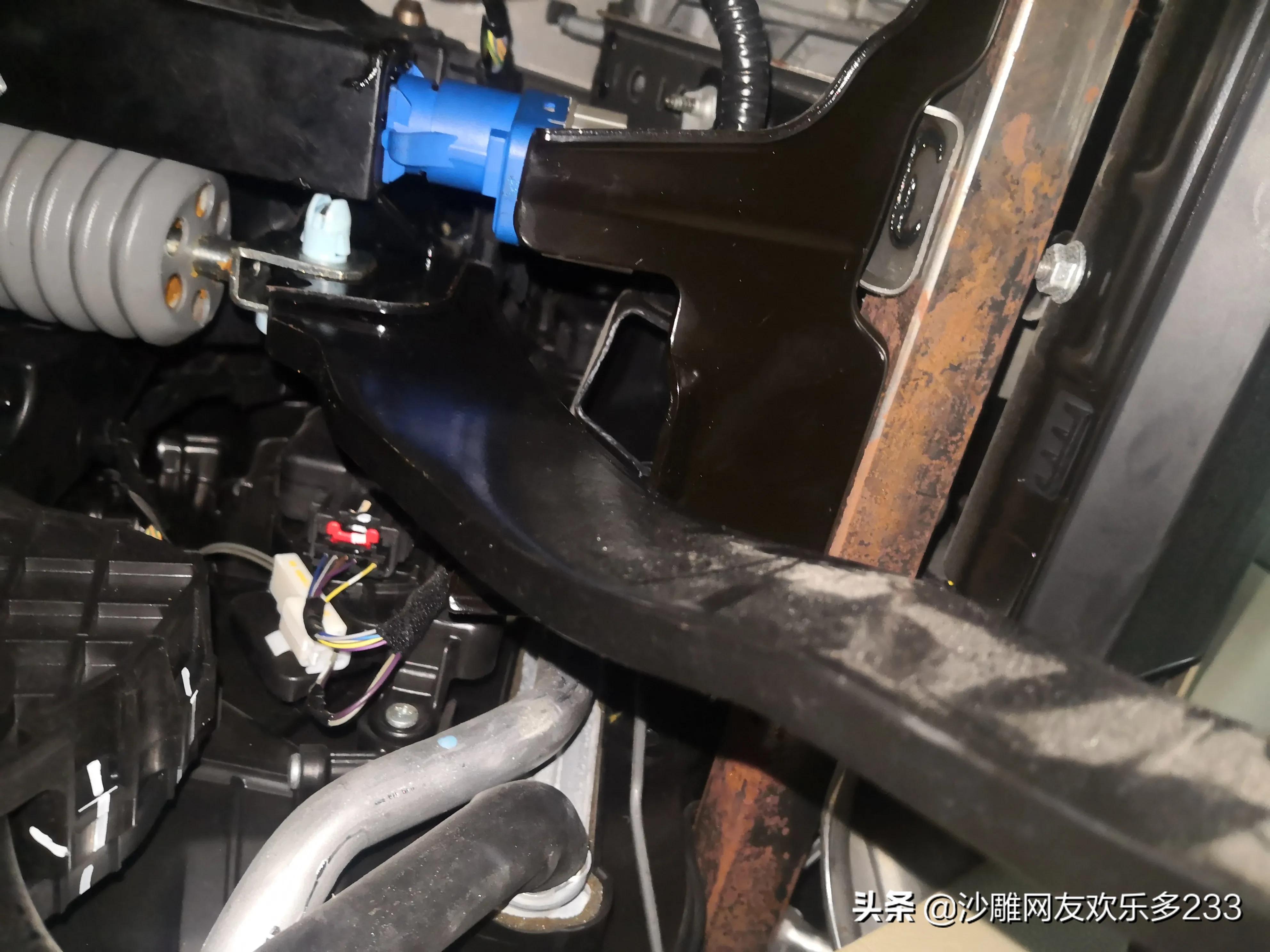 福特车高位刹车灯拆卸方法,福特福克斯车刹车灯更换视频