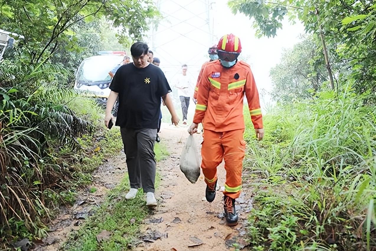 40多斤巨蟒被困深井数月,25斤巨蟒闯入居民家中现场曝光