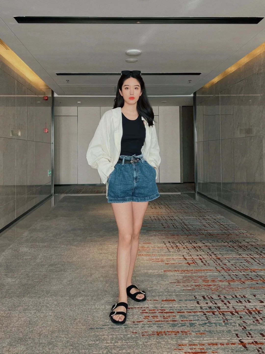 今年最流行的穿搭冬季短裤,时髦百慕大短裤穿搭