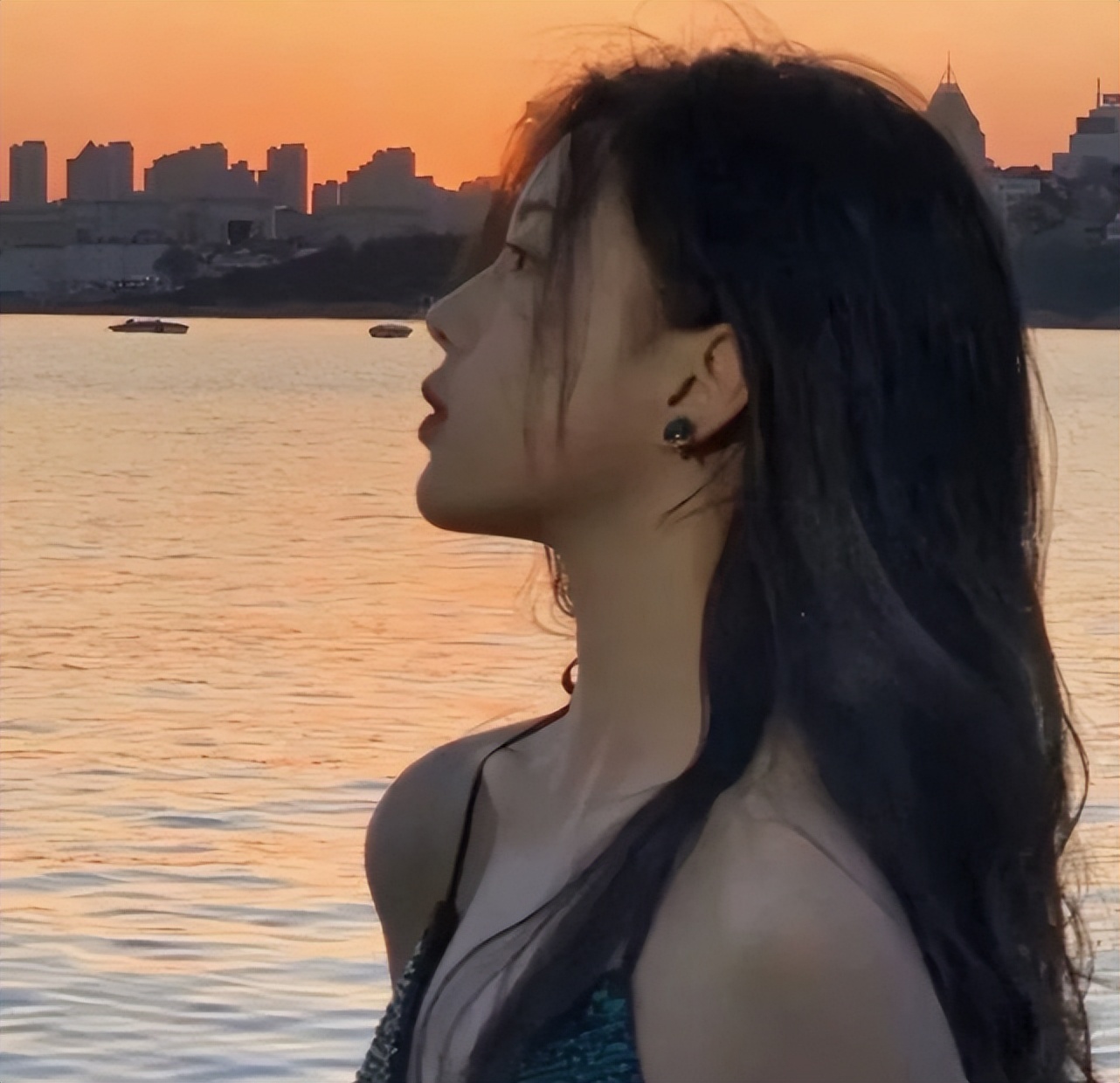 歌词里面都有很多故事的文案,那些歌词里面的绝美文案