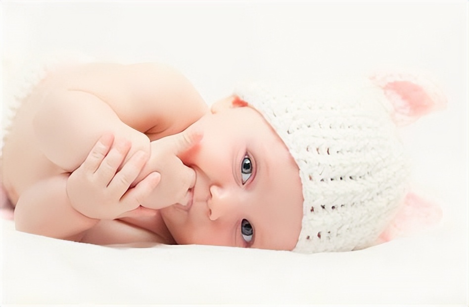 新生儿吃完母乳就吃手怎么回事,刚吃完奶的宝宝就吃手了