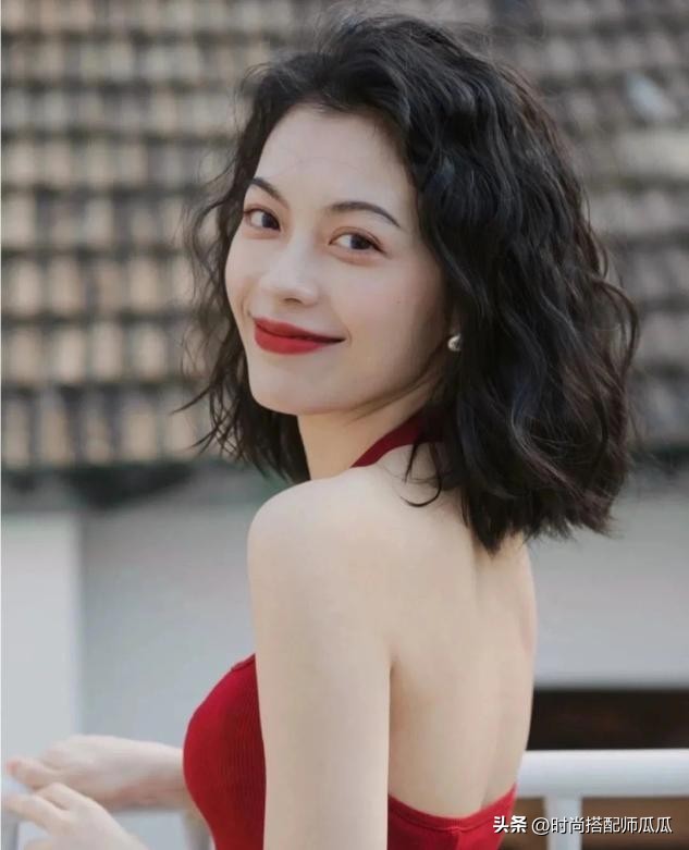 适合发量少减龄的烫发,别再留中间长两边短的发型