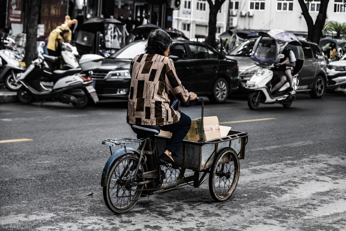 晚上睡不着看直播,半夜打开手机看直播