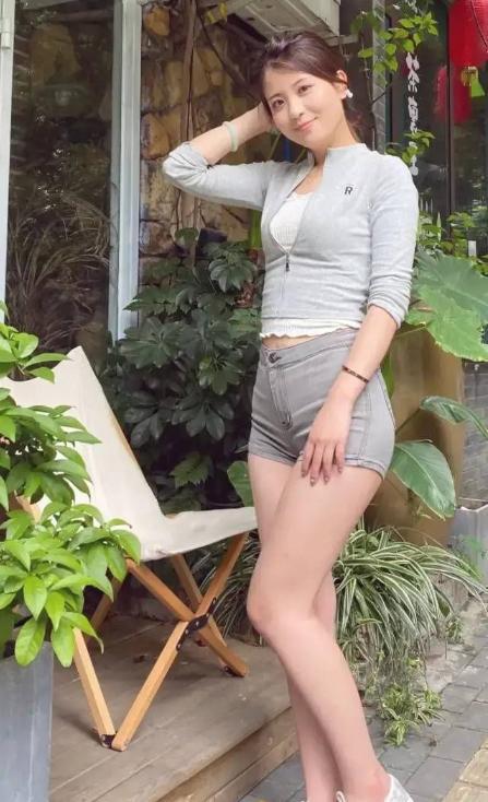 女性夏日时尚好看的牛仔短裤,牛仔短裤以非常酷的造型展现出来