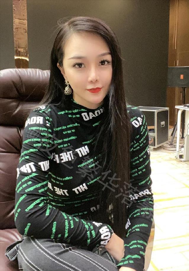 网红富婆租车拍视频装有钱人,养豹的富婆