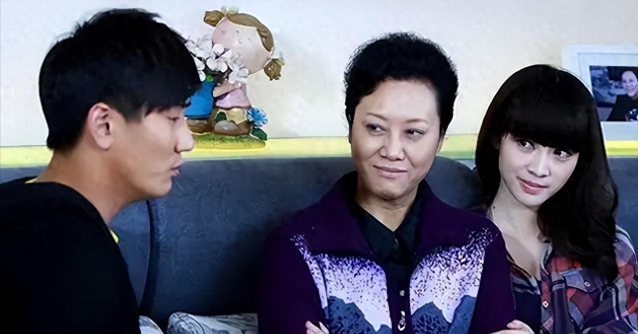 40岁，老光棍，隔壁新来的大妈故意走光，无意看到那抹黑色风景