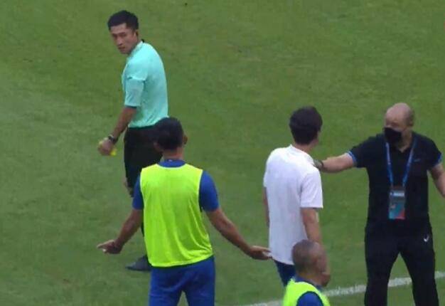 裁判马宁遭网暴,裁判马宁亮红牌合集