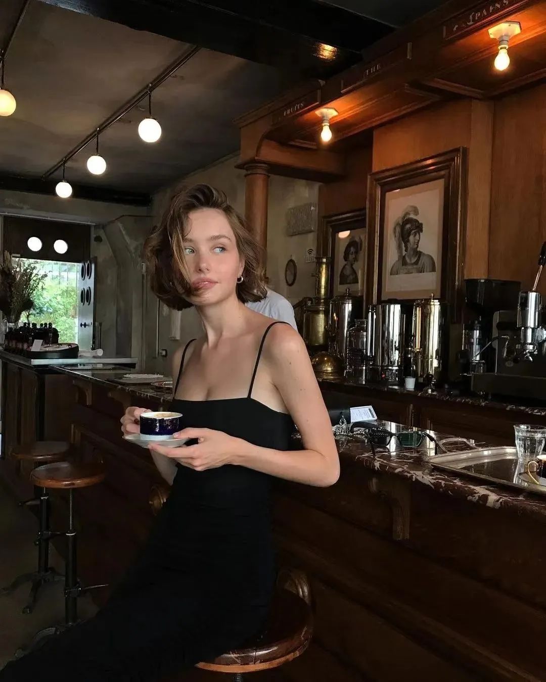 穿白t配什么发型好看,选对发型怎么穿都美炸天