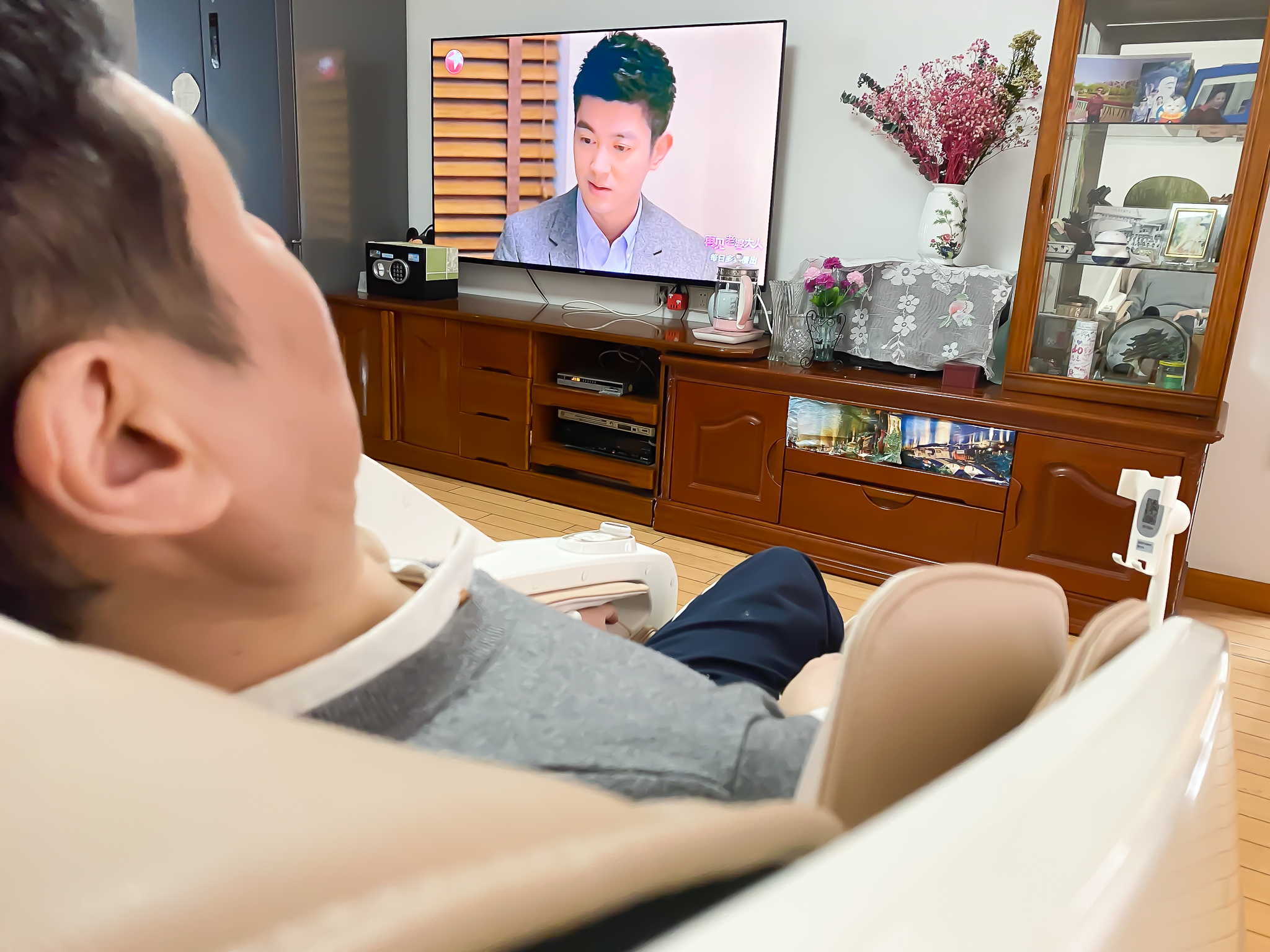 还在纠结电视用壁挂还是电视柜？有第三种方法！从此处处是C位