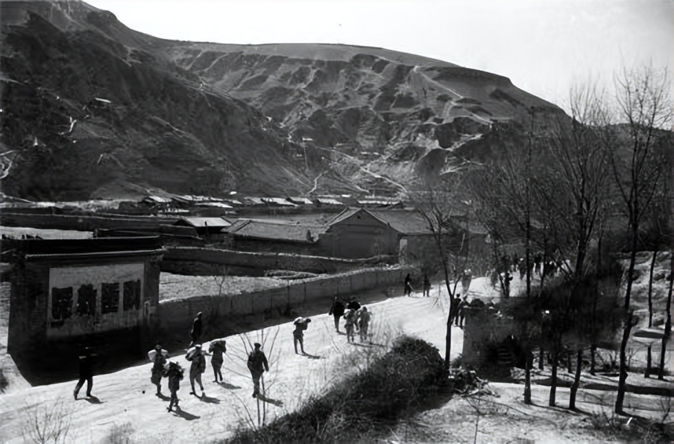 蒋介石一生中唯一一次到延安，看了毛*东泽**的窑洞，大呼后悔