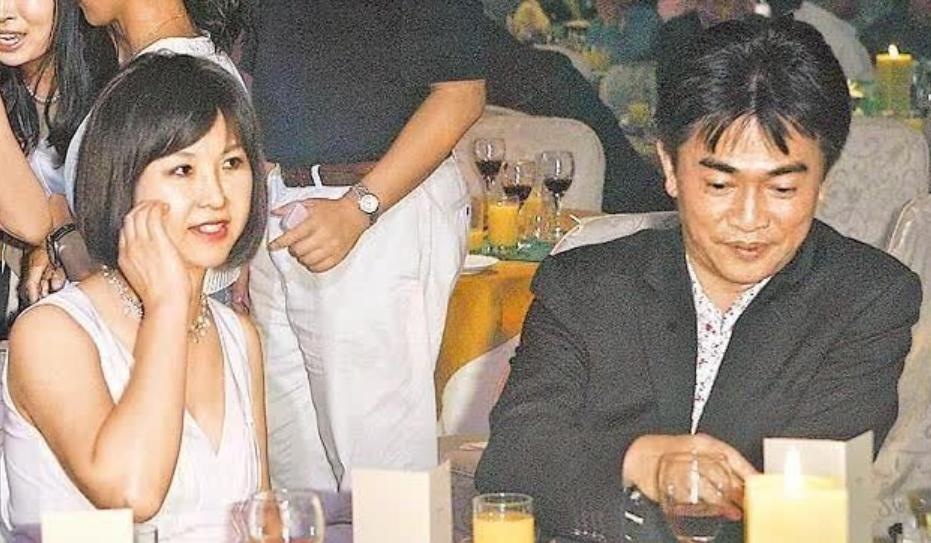 儿子出道一天被退圈再退圈，忆星爸当年同时劈腿四女，真是好轮回