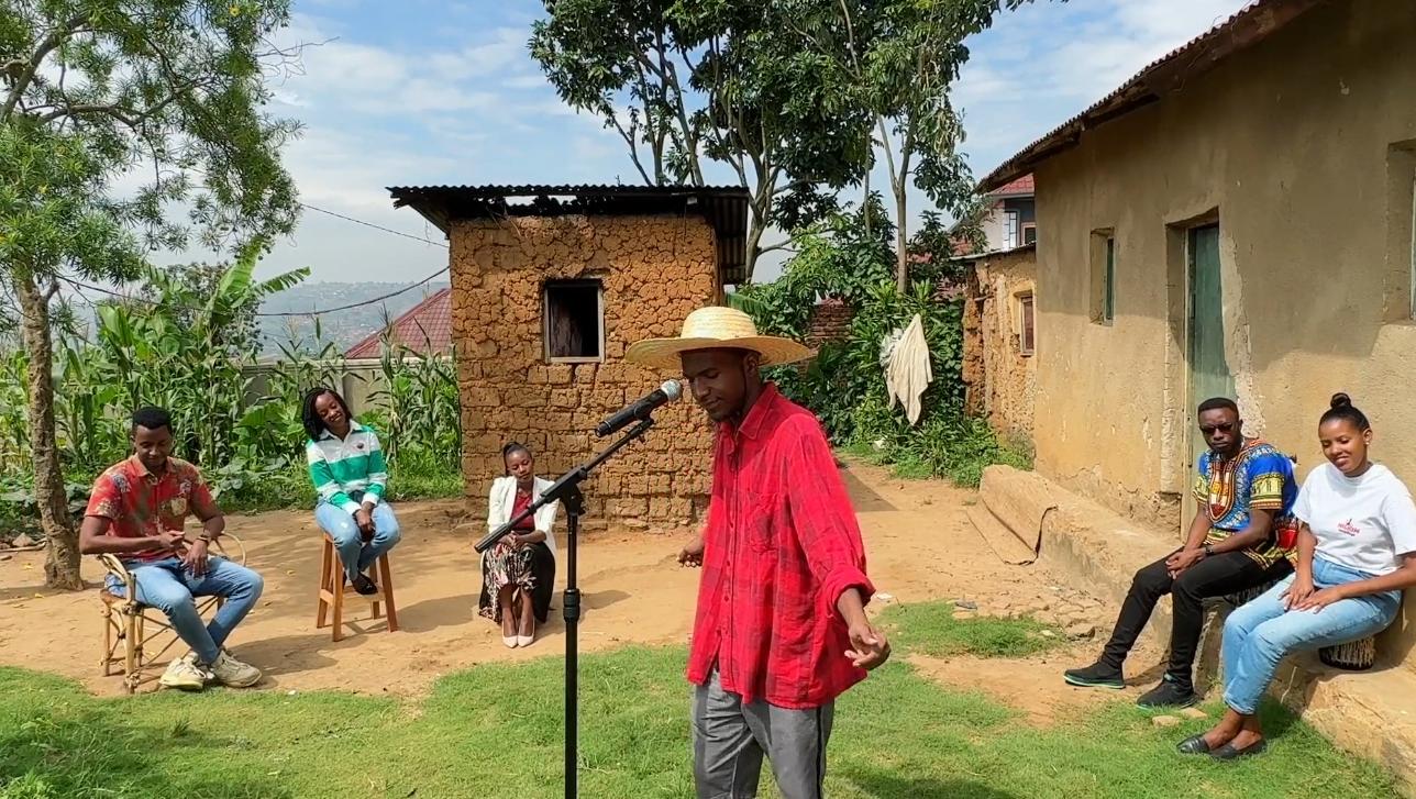 非洲小伙波波，带领团队翻唱中文歌走红，网友：我竟唱不过外国人