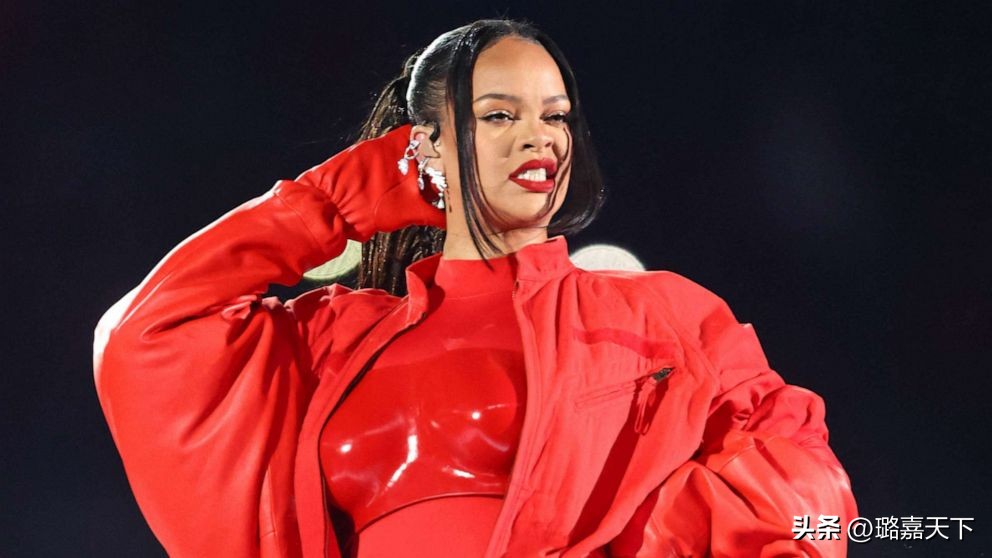 蕾哈娜在超级碗半场表演中揭开怀孕的面纱