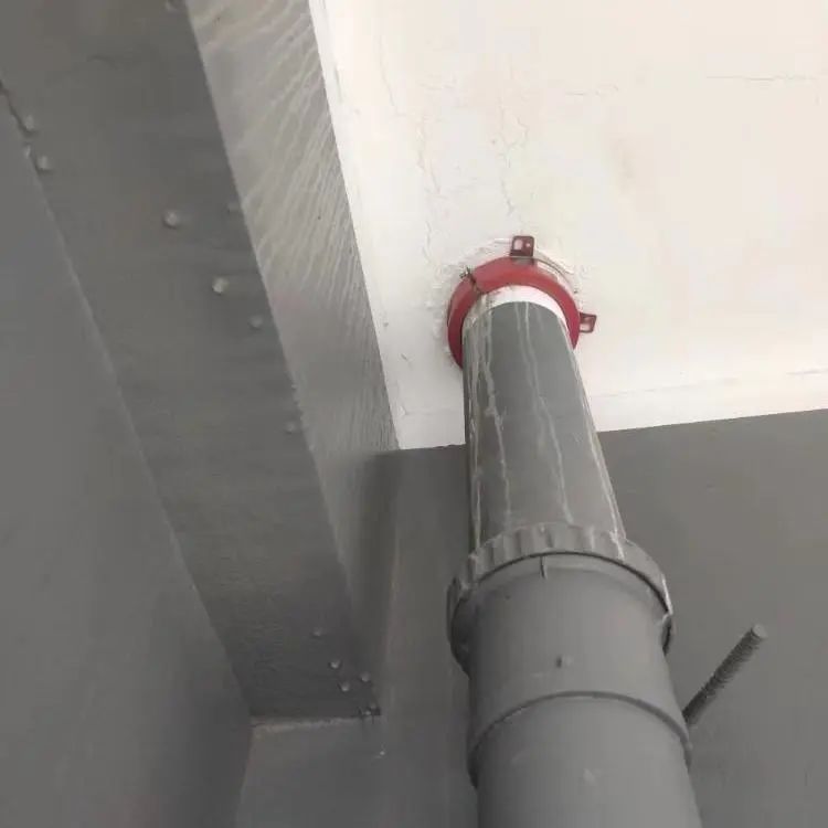 楼下漏水楼顶漏水,顶楼住户漏水该一栋楼业主承担吗