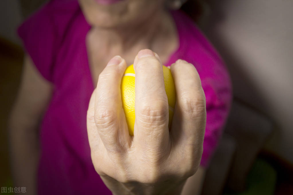 中风偏瘫半身发硬是怎么回事,中风偏瘫以后手老是没力该怎么办