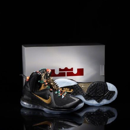 老詹上脚的板鞋,老詹崴脚起来后直接跺脚