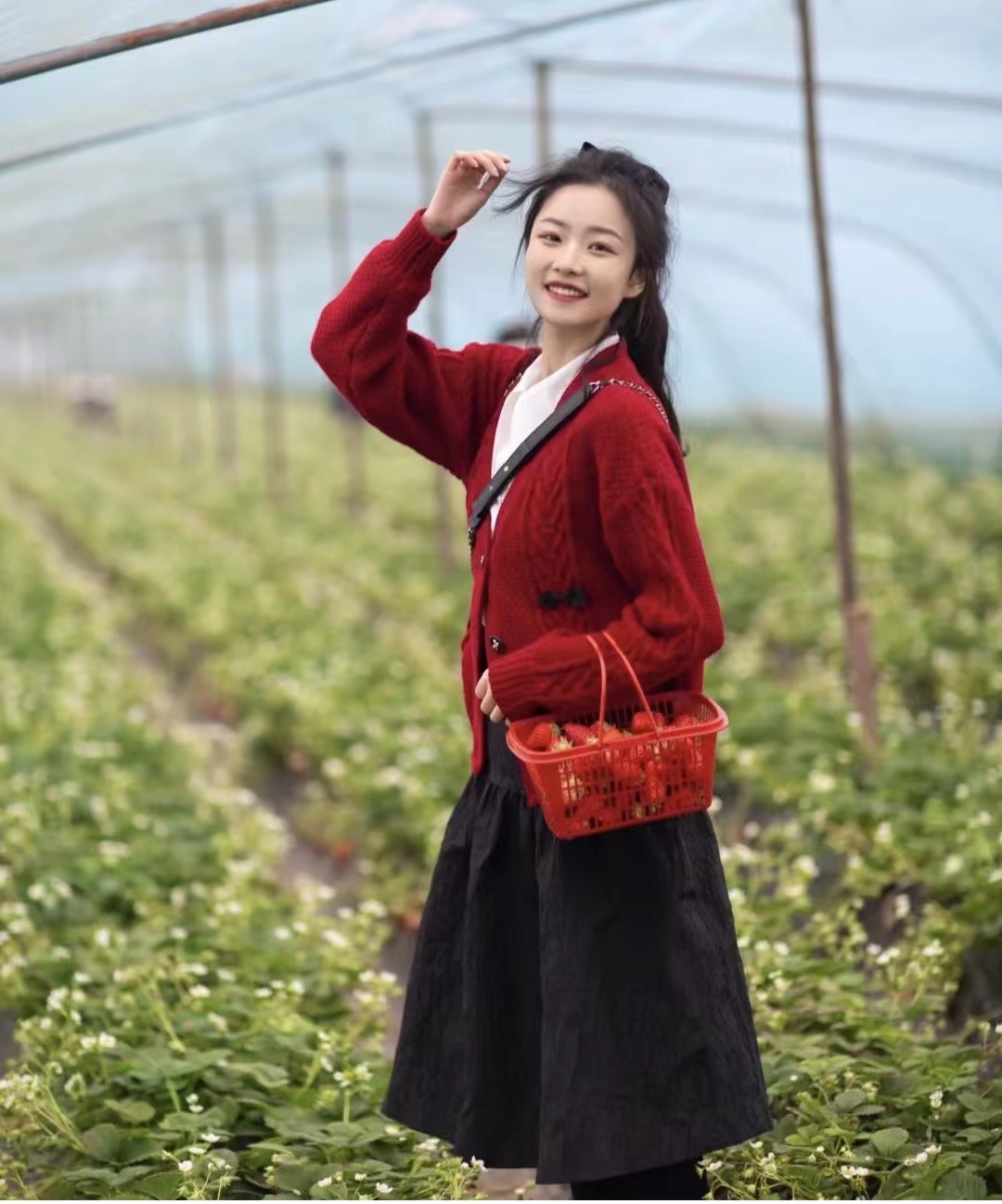 法式蝴蝶结上衣红色,红色搭配深杏色好看吗