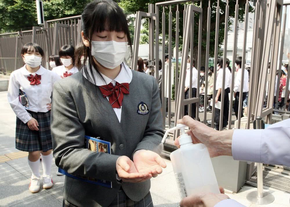 日本放开新冠防控后怎么样了,日本放开疫情管控后果怎样了