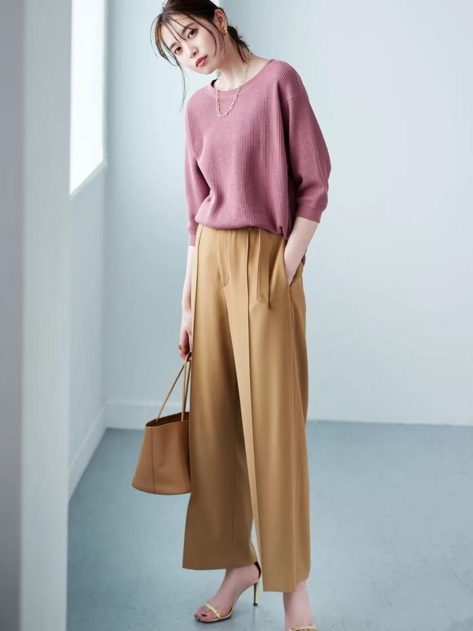 淡淡薄荷绿颜色适合中年女人穿吗,40多岁穿杏色好看还是浅绿色好看