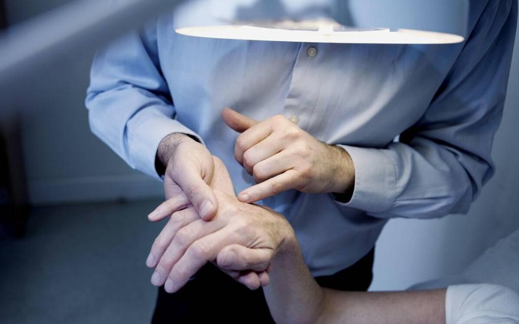 老人斑起痂能用红霉素软膏吗,为什么有的说红霉素软膏能除老斑